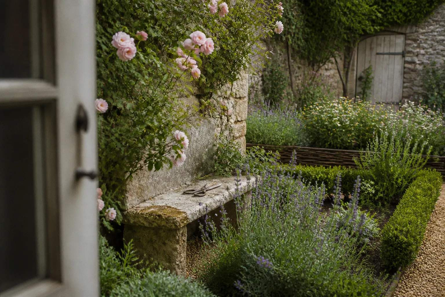 Jardin de curé : quelles plantes choisir pour son gîte ?