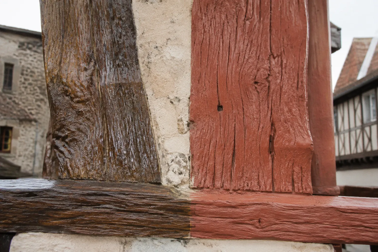 Pans de bois : huile de lin ou peinture à l'ocre ?