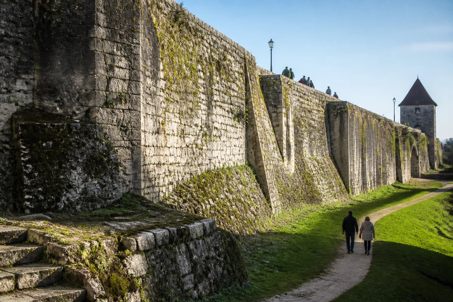Remparts de Provins : chemin de ronde ou fossés ?