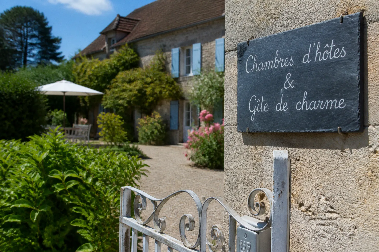 Tourisme en France : comment les hébergeurs s'adaptent face à une saison contrastée